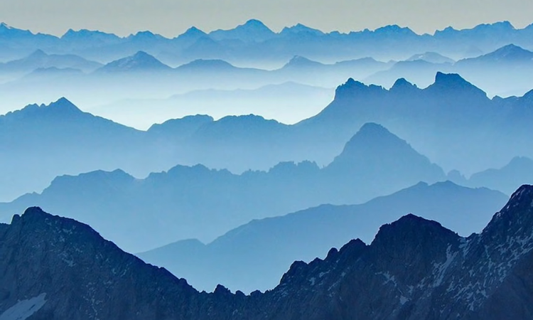 Foto de montanhas em perspectiva